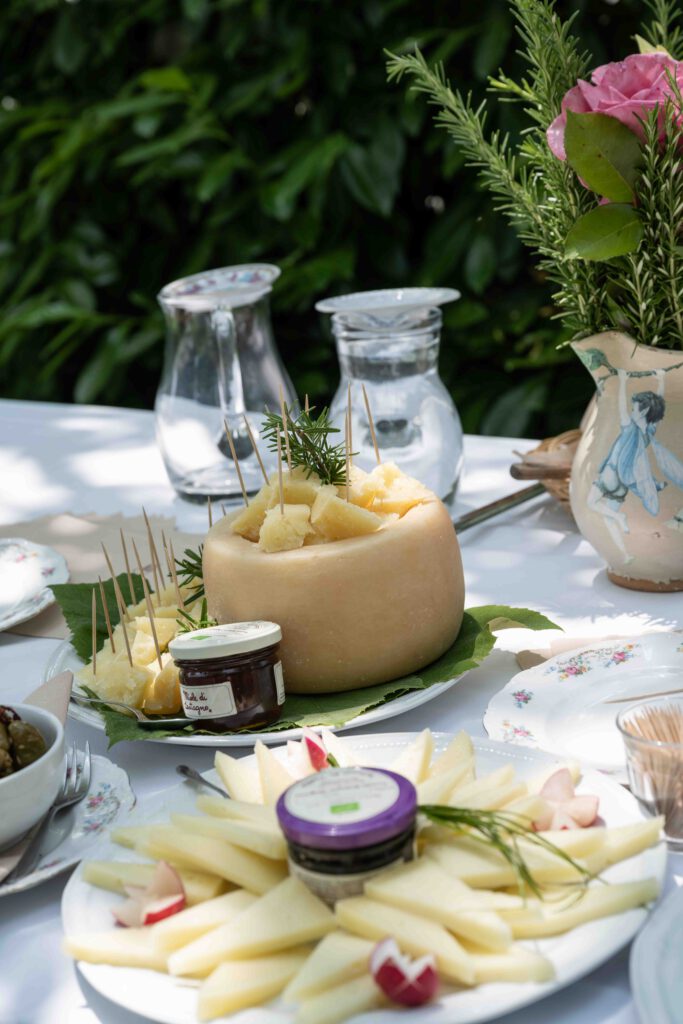 Blick auf einen gedeckten Tisch mit Pecorino Käse auf dem Demeterhof Fattoria La vialla in der Toskana in Italien